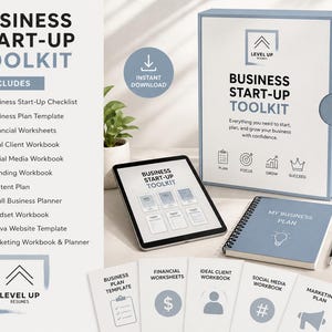 Pode incluir: Um kit de ferramentas de inicialização de negócios com um esquema de cores azul e branco. A imagem inclui uma caixa, um tablet, um caderno espiralado e várias planilhas. O kit de ferramentas inclui uma lista de verificação, modelos, cadernos de exercícios e um planejador. O texto na caixa diz "Business Start-Up Toolkit".