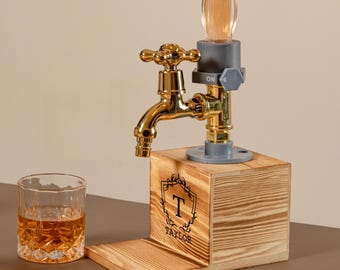 パーソナライズされたウイスキーカップセット、カスタムバータップ、家族向け裏庭用アルコールディスペンサーギフト、素朴な地下室ラウンジバー、木製パパバーボンデカンタ