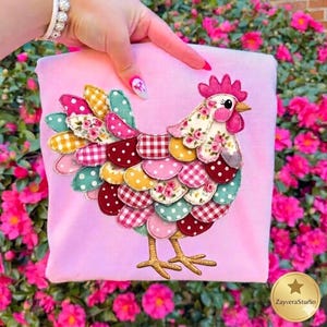 Könnte beinhalten: Ein rosa Kissen mit einem farbenfrohen, applizierten Hühnerdesign. Das Huhn hat einen Patchwork aus gemusterten Stoffen in verschiedenen Farben, darunter Rosa, Rot, Gelb und Grün. Das Huhn hat einen rosa Kamm und Kehllappen.