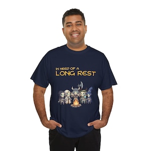 Behöver en lång vila - Trötta äventyrare Skelett vid lägereld T-shirt | Dungeons & Dragons RPG