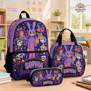 Peut inclure: Un ensemble composé d'un sac à dos, d'un sac à déjeuner et d'une trousse violet, décorés d'un lapin, d'un bouffon et d'une poupée avec le nom Sophia imprimé sur chaque article. Le motif présente des formes et personnages colorés sur fond violet.