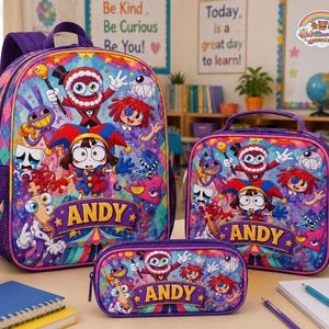 Puede incluir: Un conjunto de mochila, bolsa de almuerzo y estuche de color morado con un estampado de dibujos animados de personajes de The Amazing Digital Circus. Cada artículo muestra el nombre ANDY en letras amarillas sobre una banda morada oscura.
