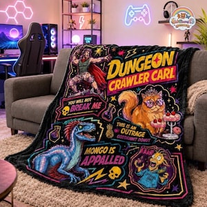 Puede incluir: Una manta de forro polar negra con gráficos de Dungeon Crawler Carl, que incluye un guerrero, un gato con corona y gafas, un dinosaurio azul y un personaje con sudadera azul. El texto dice: Dungeon Crawler Carl, You Will Not Break Me, This Is An Outrage Goddamnit Donut y Mongo Is Appalled.