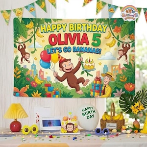 Könnte beinhalten: Ein rechteckiges Geburtstagsposter mit einem Zeichentrickaffen, einer Person mit Geschenken und dem Text HAPPY BIRTHDAY OLIVIA 5 LET'S GO BANANAS. Das Design zeigt Dschungelpflanzen, bunte Luftballons und gelbe Bananen auf hellem Grund.