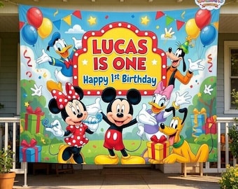 Puede incluir: Una gran pancarta de cumpleaños rectangular con Mickey Mouse, Minnie Mouse, Donald Duck, Daisy Duck, Goofy y Pluto. El texto central dice "LUCAS IS ONE Happy 1st Birthday" dentro de un marco amarillo y rojo, rodeado de globos y regalos coloridos.