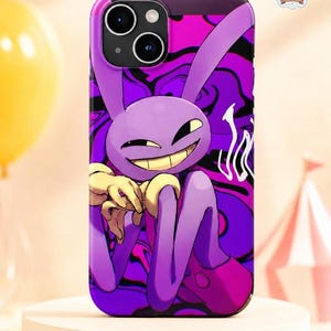 Puede incluir: Una funda para smartphone con un conejo de dibujos animados de color morado, orejas largas y una amplia sonrisa. El personaje lleva guantes de color crema sobre un fondo vibrante con patrones arremolinados en morado, magenta y negro.