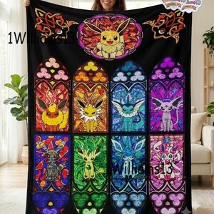 Puede incluir: Una manta de forro polar negra con un diseño de vidriera de colores de Eevee y sus diversas evoluciones. El gráfico muestra ocho paneles distintos con personajes en tonos vibrantes de rojo, amarillo, azul, morado y verde.