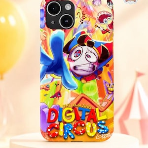 Puede incluir: Una funda para smartphone con un vibrante estampado gráfico multicolor de personajes de The Amazing Digital Circus. El diseño incluye una figura central con un sombrero de bufón, una mano azul y el texto The Amazing Digital Circus en negrita.