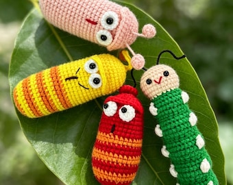 Llavero de larva de dibujos animados hecho a mano con ganchillo / Divertido y original adorno para bolso con forma de insecto / Regalo novedoso para un amigo