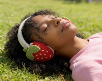 Funda para auriculares de fresa hecha a mano con ganchillo / Funda para auriculares con forma de fruta / Accesorio tecnológico kawaii, regalo para ella.