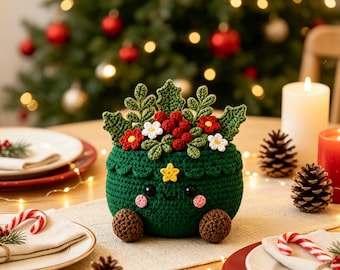 Gehäkelte Weihnachtspflanze mit Stechpalmenbeeren im Topf, niedliches Blumenarrangement im Weihnachtsbaum-Topf, winterliche Etageren-Dekoration