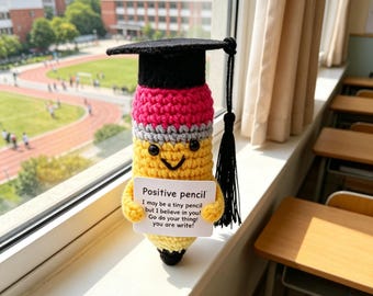 Regalo de graduación y agradecimiento al profesorado 2026, Peluche de lápiz positivo de ganchillo con birrete de graduación, Decoración de escritorio