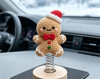 Gehäkelter Lebkuchenmann als Wackelfigur fürs Armaturenbrett, Weihnachtsauto-Deko, Frühlings-Lebkuchenornament mit Weihnachtsmannmütze