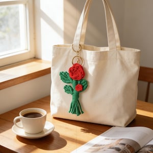 Llavero de rosa de macramé hecho a mano / Lindo adorno floral para bolso / Regalo bohemio para ella