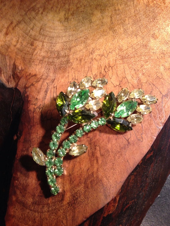 Lovely vintage green rhinestone floral brooch