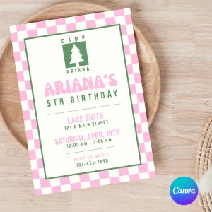 Pode incluir: Um convite de aniversário xadrez rosa e branco com o texto "Ariana's 5th Birthday". O convite inclui os detalhes do evento: Lake Smith, 18 de abril, 12:00 - 15:00 e informações de RSVP.