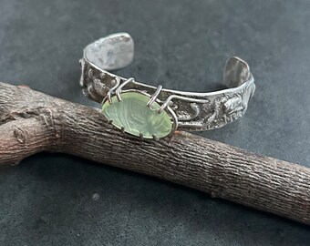 Brazalete de prehnita, brutalista, hecho a mano, único en su tipo