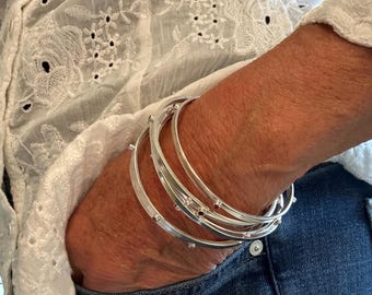Delicada pulsera con topacio azul suizo, hecha a mano