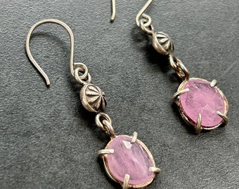 Pendientes de zafiro rosa