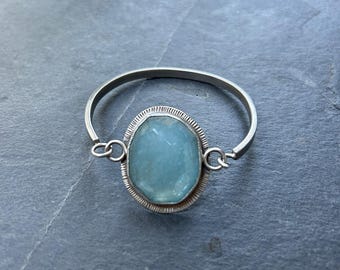 Pulsera de tensión de aguamarina, hecha a mano, pieza única