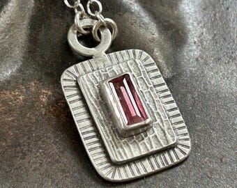 Collar de turmalina rosa con corte baguette