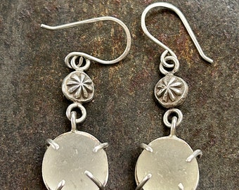 Pendientes de vidrio de playa de vidrio marino blanco