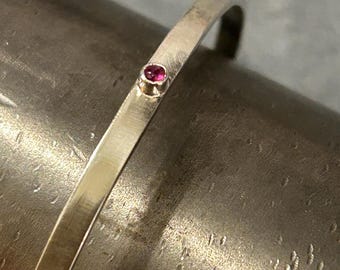 Delicada pulsera con rubíes, hecha a mano