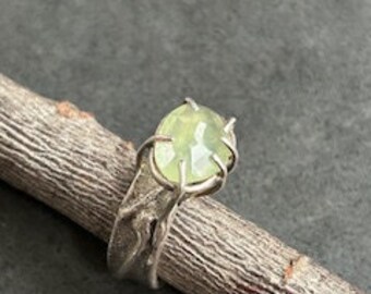 Anillo de prehnita verde con corte rosa, hecho a mano, pieza única, plata de ley, tamaño 8 1/4