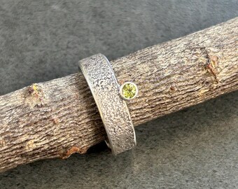 Anillo de peridoto con polvo de plata fusionado