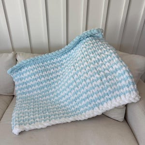 Couverture pour bébé en grosse maille | Fil chenille doux | Cadeau de naissance fait main Bleu