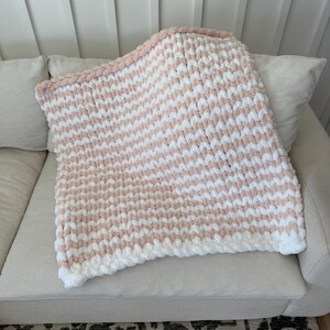 Couverture pour bébé en grosse maille | Fil chenille doux | Cadeau de naissance fait main Rose
