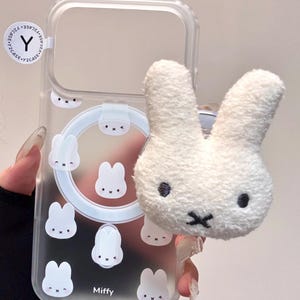 Fuzzy nijntje MagSafe-telefoonhoesje met pluche konijnengreep en kralenbedel, iPhone 17 16 15 14 13 Pro Max-cover, kawaii wit esthetisch cadeau