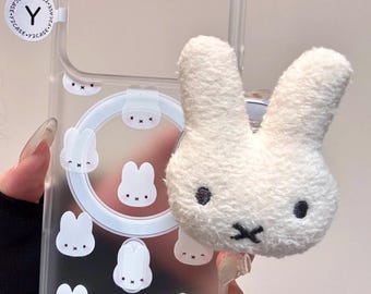 Fuzzy nijntje MagSafe-telefoonhoesje met pluche konijnengreep en kralenbedel, iPhone 17 16 15 14 13 Pro Max-cover, kawaii wit esthetisch cadeau