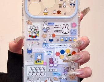 Nijntje en dieren sticker collage hoesje met blauwe strik bedel voor iPhone 17 16 15 14 13 Pro Max, kawaii Dick Bruna illustratie esthetisch cadeau
