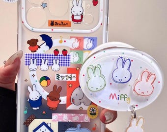 Nijntje sticker collage hoesje met drietal grip en kralenbedel, iPhone 17 16 15 14 13 Pro Max cover, kawaii plakboek Y2K Aesthetic Bunny cadeau