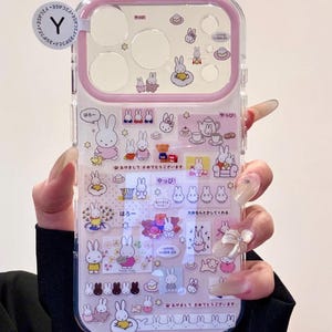 Op de afbeelding: Transparante telefoonhoes met een roze rand en diverse cartoon konijnen illustraties. De hoes heeft een Y2CASE sticker. De konijnen worden afgebeeld in verschillende poses met theesets en andere accessoires.