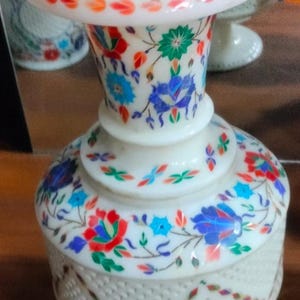 Cache-pot en marbre blanc avec prison et marqueterie