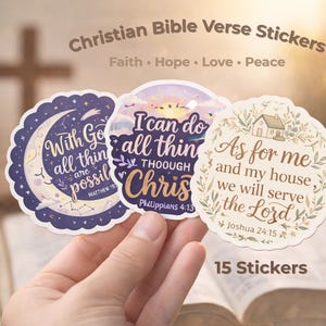 Puede incluir: Tres pegatinas de versículos bíblicos cristianos con citas inspiradoras. Las pegatinas presentan frases como "Con Dios todo es posible" y "Todo lo puedo en Cristo". Las pegatinas son de varios colores y diseños.