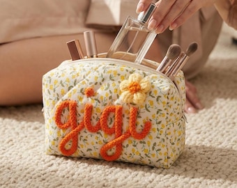 Neceser floral personalizado para el Día de la Madre, neceser personalizado Gigi Nana con nombre en chenilla 3D, neceser acolchado con flores, regalo para ella.