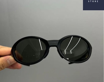 Gafas de sol retro Oakley Eye Jacket Redux estilo Y2K: montura plateada y negra con lentes plateadas.