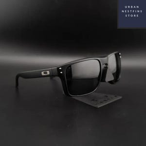 Oakley Holbrook polariserade solglasögon mattsvarta bågar med silverlogotyp