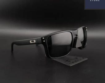 Oakley Holbrook gepolariseerde zonnebril matzwart montuur met zilveren logo