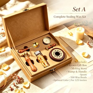 Può includere: Un kit completo per ceralacca in una scatola regalo marrone etichettata Set A. Il kit include un cucchiaio per fondere, un timbro con manico in legno, un fornelletto e un flacone in vetro contenente 500 perline di cera. Il testo elenca i componenti.