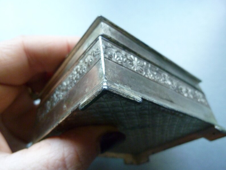 trade mark Foreign Beautiful Vintage Jewelry Metal Box looks like Silver but it is metal Box