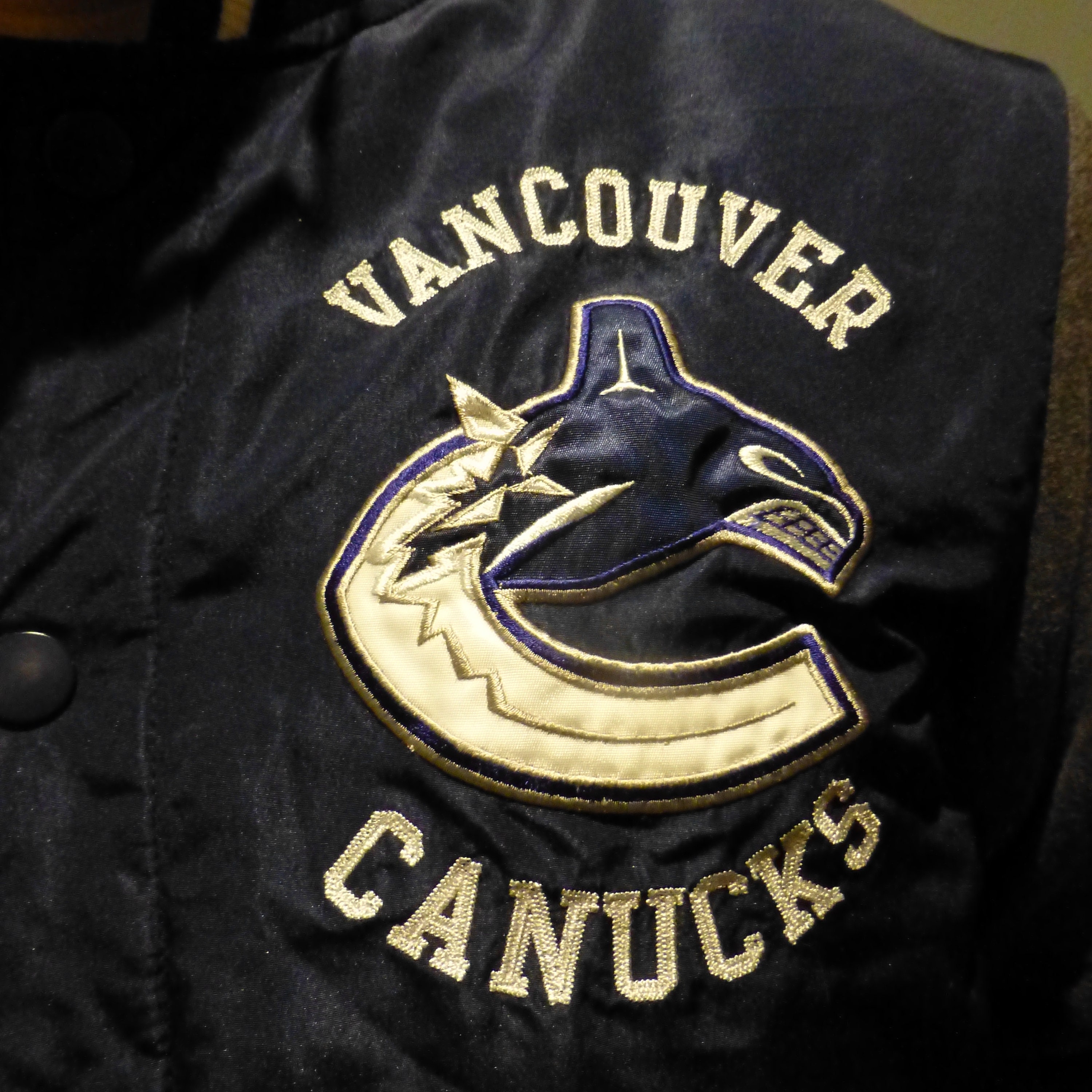 Men's Antigua Navy/Heather Gray Vancouver Canucks Victory Colorblock Pullover Hoodie Size: Small