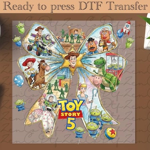 Peut inclure: Un transfert DTF représentant un nœud avec des personnages de Toy Story. Le motif comprend Woody, Buzz l'Éclair et d'autres personnages du film. Le texte "Toy Story 5" est également inclus.