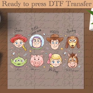 Peut inclure: Une feuille de transfert DTF avec des portraits de personnages de dessins animés de la franchise Toy Story. Les personnages incluent Jessie, Buzz l'Éclair, Woody, Slinky, Aliens, Hamm, Bo Peep et Bullseye. Le texte "Ready to press DTF Transfer" est en haut.