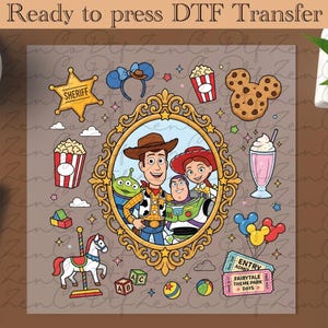 Peut inclure: Un motif de transfert DTF avec des personnages d'un film d'animation populaire. Le motif comprend un portrait encadré d'or de Woody, Buzz Lightyear et Jessie, ainsi que du pop-corn, un biscuit et d'autres éléments thématiques. Le texte "Ready to press DTF Transfer" est en haut.