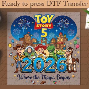 Peut inclure: Transfert DTF coloré avec les personnages de Toy Story 5, dont Woody et Buzz l'Éclair. Le design comprend l'année 2026, des feux d'artifice et la phrase "Where the Magic Begins."