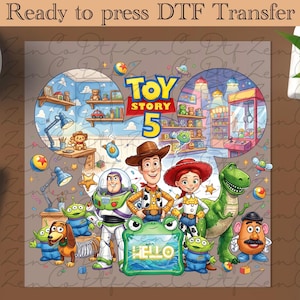 Peut inclure: Une feuille de transfert DTF avec le logo Toy Story 5, Woody, Buzz l'Éclair, Jessie, Rex, Zigzag, Monsieur Patate et plusieurs extraterrestres. Le design inclut deux scènes circulaires d'une chambre et d'un magasin de jouets, avec une grenouille.
